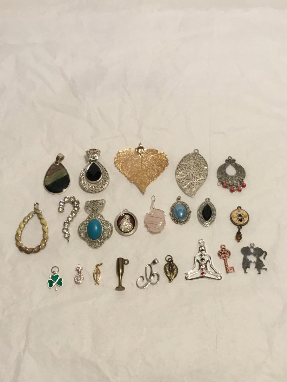Very nice lot of 22 pendants for necklaces